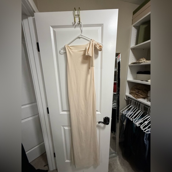 Elegant Cream Maxi Dress - Picture 2 of 2